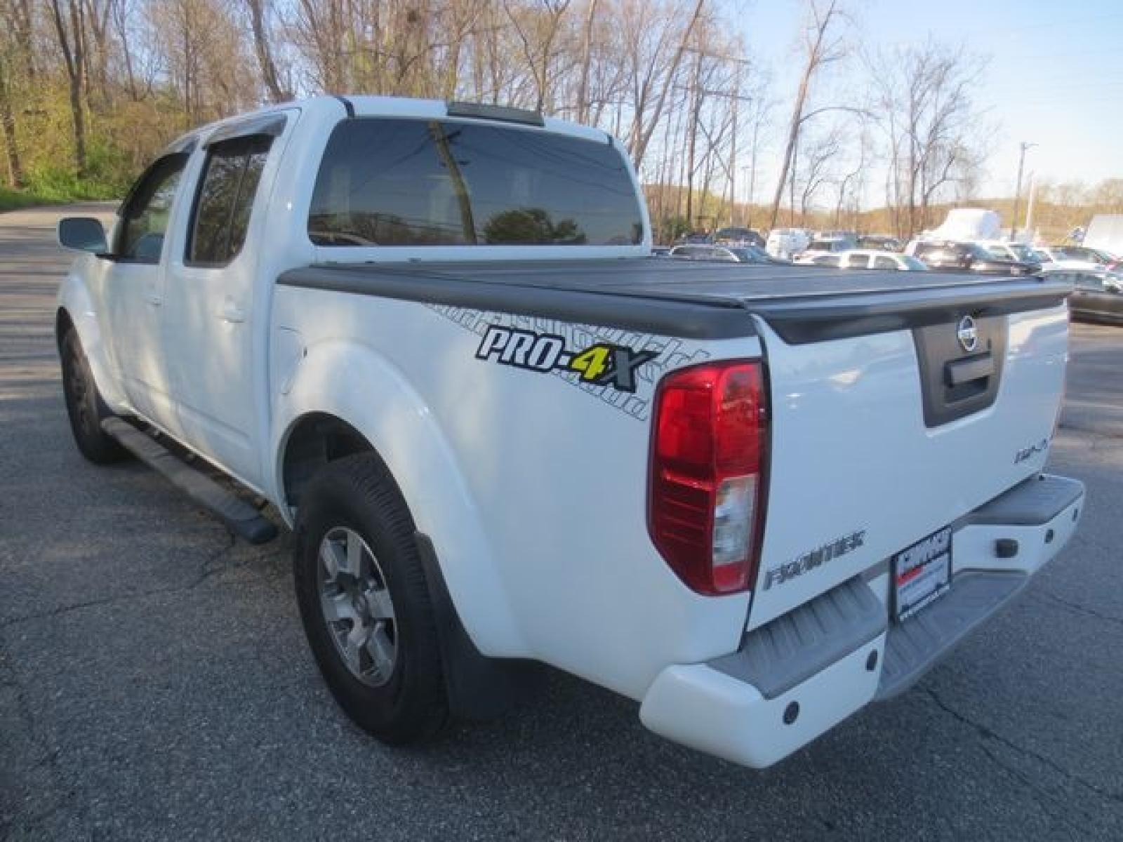 2013 White /Gray Nissan Frontier PRO-4X (1N6AD0EV0DN) with an 3.0L V6 DOHC 24V engine, Automatic 6-speed transmission, located at 270 US Route 6, Mahopac, NY, 10541, (845) 621-0895, 41.349022, -73.755280 - Photo #4